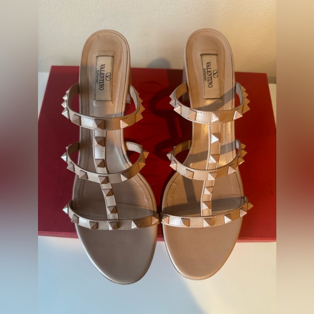 Valentino Garavani Women's Nude/Pink Tonal Rockstud Sandal Block Heels - Picture 3 of 17